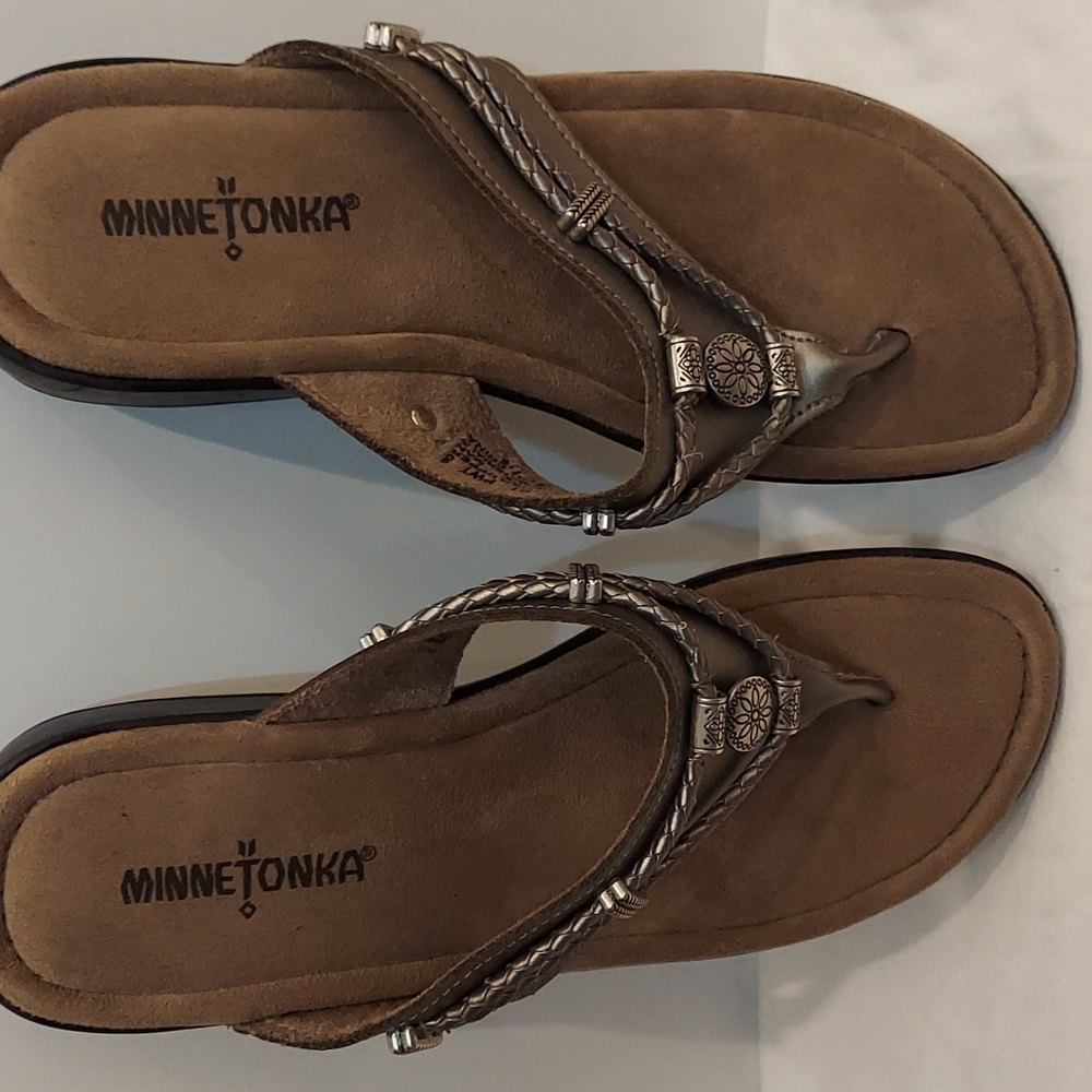 Minnetonka Silverback Pewter Leather Thong Sandals sz 8, 21-719